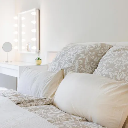 Schoene Mit Terrasse Naehe Airport דירה *