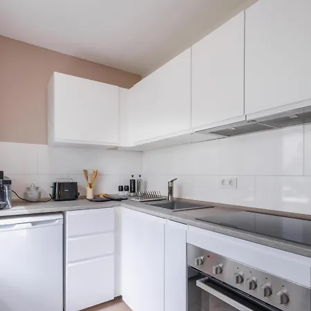 Schoene Mit Terrasse Naehe Airport דירה *