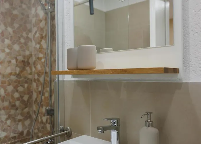 Schoene Mit Terrasse Naehe Airport شقة *