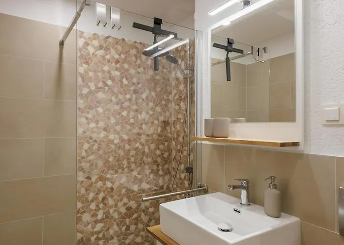 Schoene Mit Terrasse Naehe Airport شقة