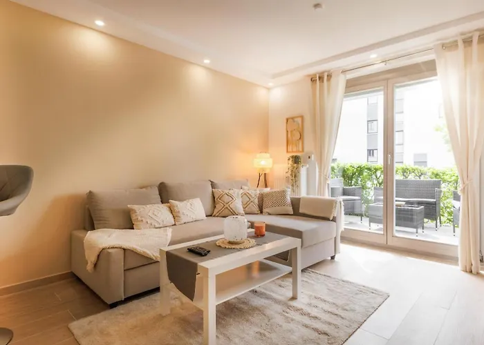 Schoene Mit Terrasse Naehe Airport