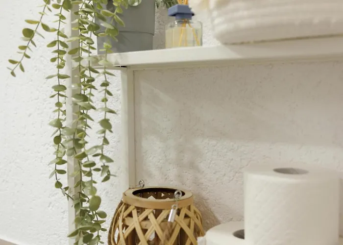 Schoene Mit Terrasse Naehe Airport شقة