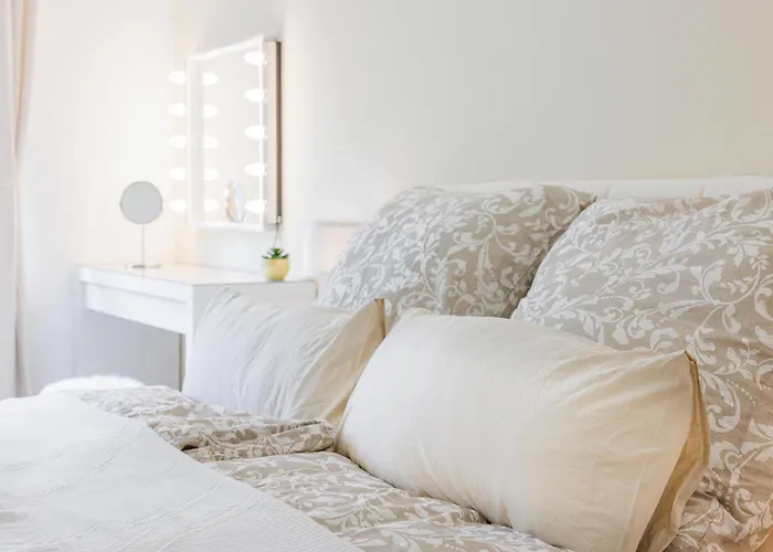 Schoene Mit Terrasse Naehe Airport شقة *