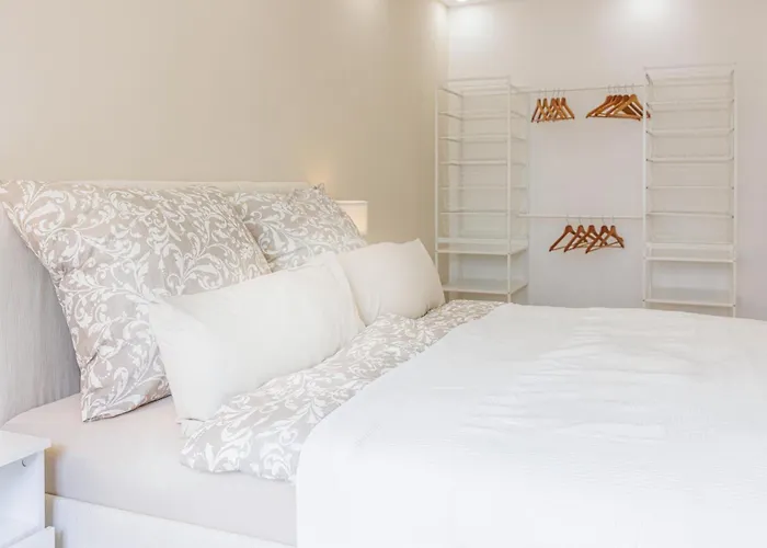 Schoene Mit Terrasse Naehe Airport شونيفيلد