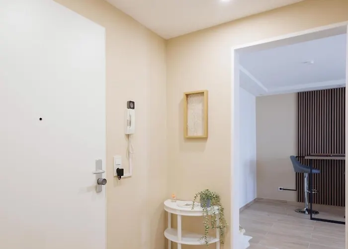 Schoene Mit Terrasse Naehe Airport