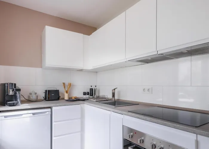 Schoene Mit Terrasse Naehe Airport شقة *