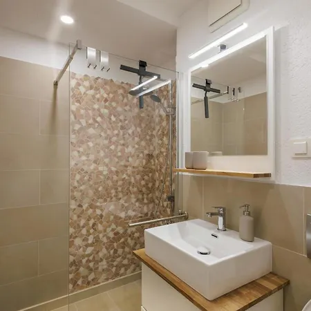 Schoene Mit Terrasse Naehe Airport Apartment